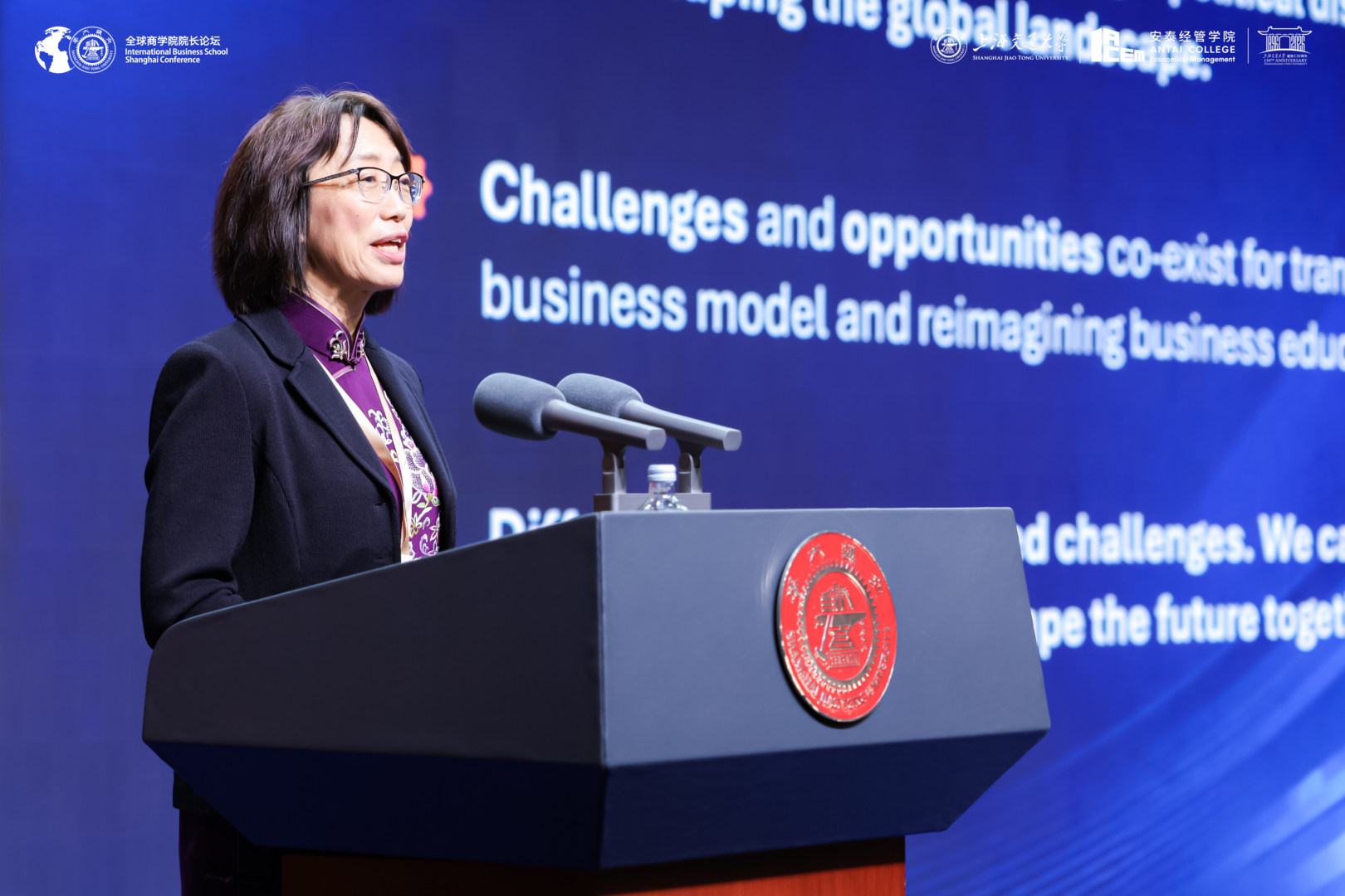 1793085345652052754.jpg 6 主旨演讲2:新加坡南洋理工大学商学院院长杨珺.jpg